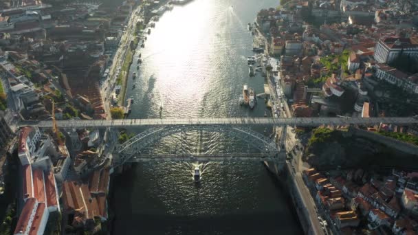 Scénický pohled na město na březích řeky, se středověkou architekturou a doky — Stock video