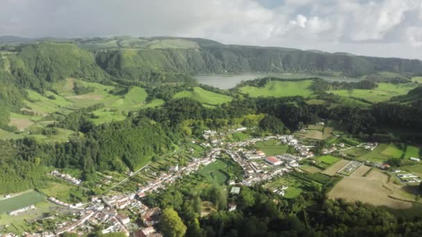 산에 있는 마을의 피콜로 레스 크 유적. 산호수 가 숲을 에워싸다 — 비디오