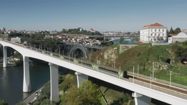 Vista aérea del metro urbano que corre en la cubierta superior del puente Dom Luis I — Vídeo de stock