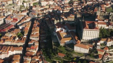 Anıtları, fayansları, çiçekli balkonları ve alışveriş caddeleri olan dünya mirası.