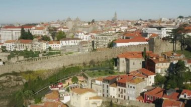 Ortaçağ sokaklarındaki çağlayan evlerin insansız hava aracı görüntüleri.