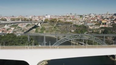 Eski şehrin nehir kıyılarını birbirine bağlayan birden fazla köprünün hava görüntüleri.