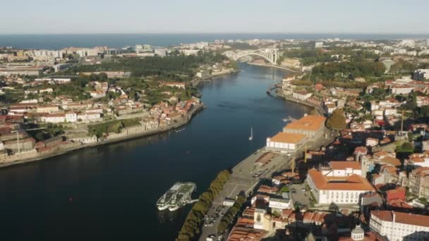Vista aérea da cidade velha nas colinas com vista para o rio Douro — Vídeo de Stock