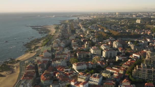 Vue aérienne de la vieille métropole avec un beau coucher de soleil dans le ciel — Video