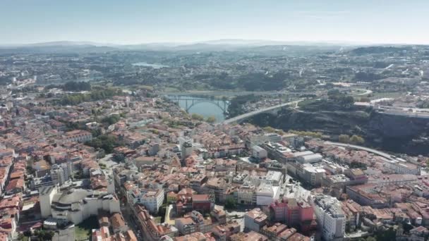 Cadre unique de la ville dans des collines escarpées, entouré par la rivière — Video