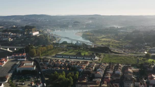 Vista aérea do comboio urbano que circula entre as margens do rio Douro — Vídeo de Stock