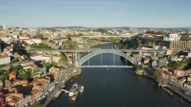 Lista Światowego Dziedzictwa UNESCO, obmyte spokojnym Rio Douro jak widać z góry — Wideo stockowe
