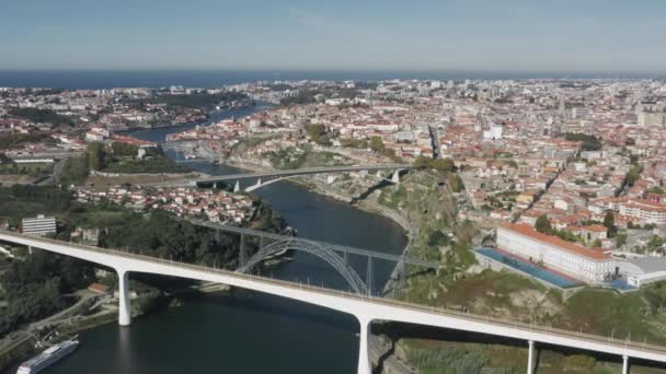 Drönare bilder av stadsspårvagn pendling längs bron — Stockvideo