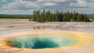 Yellowstone Ulusal Parkı Renkli Sıcak Bahar Gayzer 4K görüntüsü