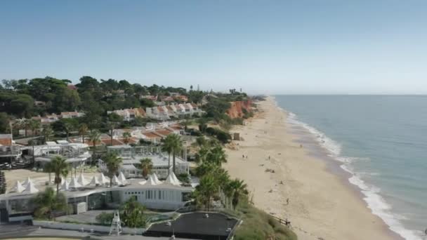 Lyxvillor belägna på klippor vid stranden i Faro, Portugal, Europa — Stockvideo