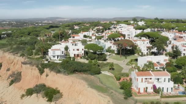 Landschap met privé-huizen van Faro stad op rotsen aan de oceaan, Portugal, Europa — Stockvideo