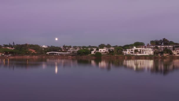 Quinta do Lago z luksusowymi willami na brzegu, Algarve, Portugalia — Wideo stockowe