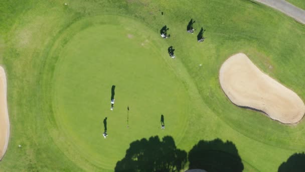 Homens jogando golfe em campo, Vale de Lobo, Algarve, Portugal, Europa — Vídeo de Stock