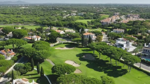Vale de Lobo punkt orientacyjny w słoneczny dzień, Algarve, Portugalia, Europa — Wideo stockowe