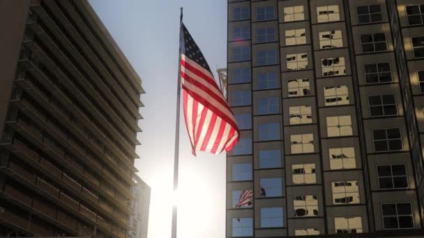 Patriotismo símbolo de los EE.UU., Cinemática bandera americana halagador en cámara lenta — Vídeo de stock
