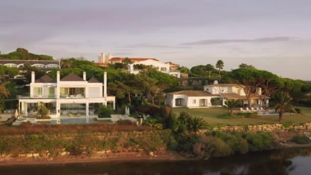 Wohnhäuser am Ufer der Quinta do Lago, Algarve, Portugal, Europa — Stockvideo