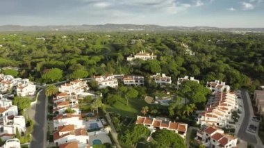 Almancil, Algarve, Portekiz ve Avrupa 'daki Quinta do Lago tatil beldesi binaları