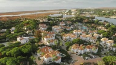Havuzu olan lüks villaları olan bir mahalle Quinta do Lago, Portekiz