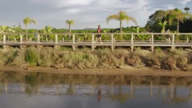 Quinta do Lago, Algarve, Portekiz, Avrupa köprüsünde yürüyen genç adam