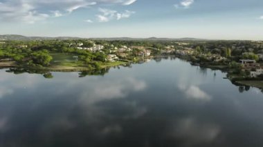 Quinta do Lago 'nun su yüzeyi kıyı şeridi, Algarve, Portekiz
