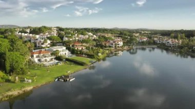 Güneşli bir günde Quinta do Lago kıyı şeridi, Algarve, Portekiz, Avrupa
