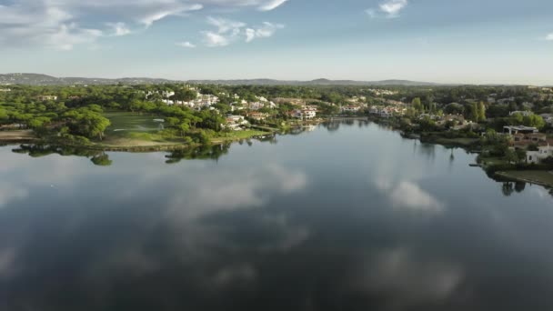 Superficie del agua de Quinta do Lago con casas en la costa, Algarve, Portugal — Vídeos de Stock