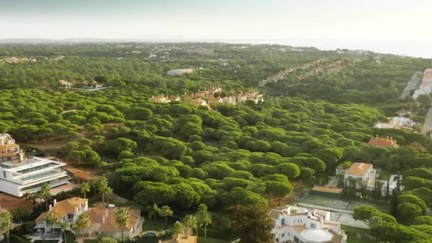 Pintoresca zona de Quinta do Lago con casas residenciales, Algarve, Portugal — Vídeo de stock