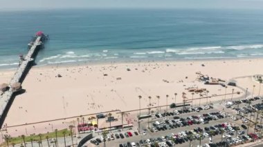 Mavi okyanus ve kumlu sahil üzerinde fotokopi alanı olan mükemmel bir yaz arkaplanı, 4K USA