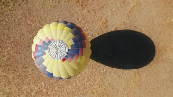 仍在空中4K顶部降落充满活力的五彩缤纷的热气球，加利福尼亚 — 图库视频影像