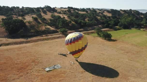 Pandangan udara 4K tentang pendaratan balon udara panas dengan wisatawan Amerika Serikat yang bahagia — Stok Video