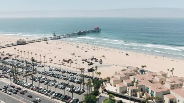 Vue cinématographique sur la jetée pittoresque de Manhattan Beach, Californie États-Unis le jour de l'été — Video