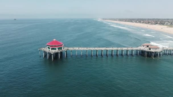 Oceano molo cinematografico, località famosa in tutto il mondo per le riprese a Manhattan Beach, Stati Uniti 4K — Video Stock