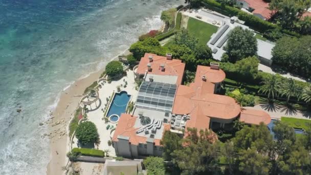 Villa de lujo privada frente al mar con piscina y palmeras, playa de arena blanca — Vídeos de Stock