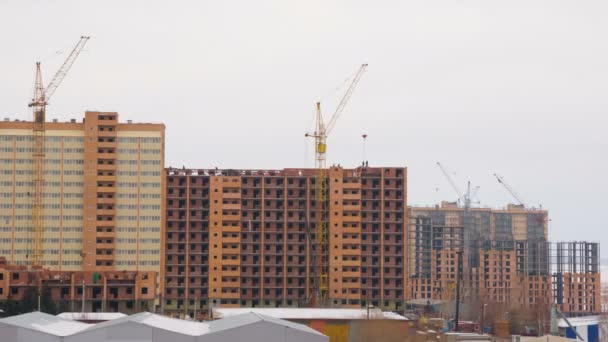 Onder bouw appartementen, met meerdere artikelen gebouw, time-lapse — Stockvideo