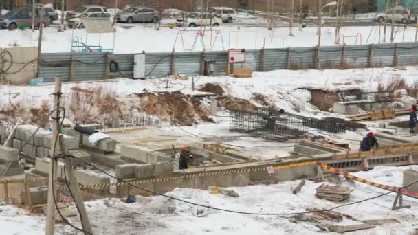 Equipo de construcción que sienta las bases de un nuevo edificio, lapso de tiempo — Vídeos de Stock