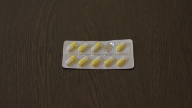 Kişi sarı hap kapsül Blister Ambalaj dışarı alır