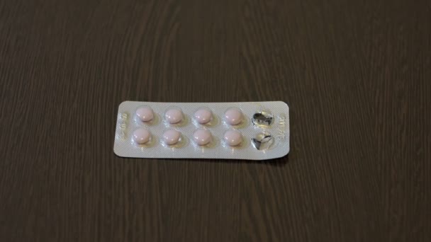 La personne prend des pilules de rose hors de l'emballage boursouflure, gros plan — Video