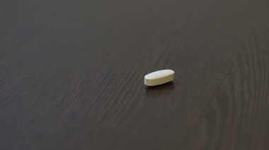 Erkek doğum kontrol hapı tablosundan alır.