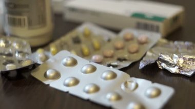 adam bir çok paket tablet oluşur alır