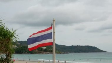 Tayland bayrağı bulutlu gökyüzü arka plan üzerinde. Zaman atlamalı