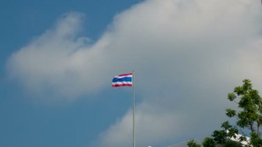 Tayland bayrağı bulutlu gökyüzü arka plan üzerinde. Zaman atlamalı