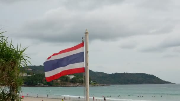 Bandera de Tailandia en el fondo nublado del cielo. Tiempo de caducidad — Vídeo de stock