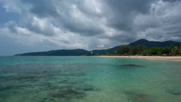 Felhős ég és azúrkék víz, Karon Beach, Phuket, idő telik el a — Stock videók
