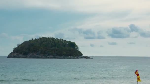 Poep eiland Phuket, uitzicht vanaf Kata Beach, time-lapse — Stockvideo
