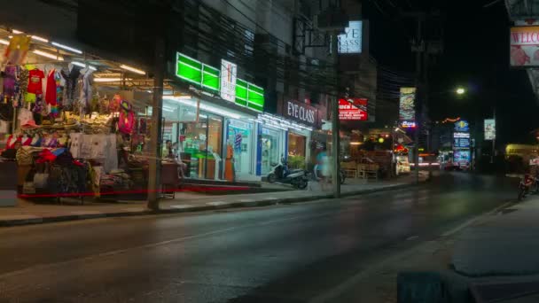 Phuket, Thailand, mei 2016: Verkeer in de nacht weg, time-lapse — Stockvideo