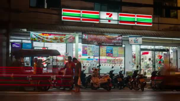 Phuket, Thajsko - 10 května 2016: Čas zanikla sedm jedenáct obchod budování exteriér — Stock video