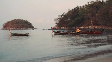Kata Beach, Phuket, Tayland, Nisan 2016: Balıkçı teknesi Beach ve gökyüzü