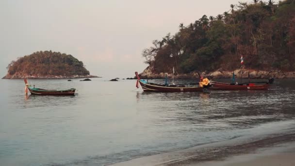 Kata Beach, Phuket, Thajsko, duben 2016: Rybářské lodi na pláž a obloha — Stock video