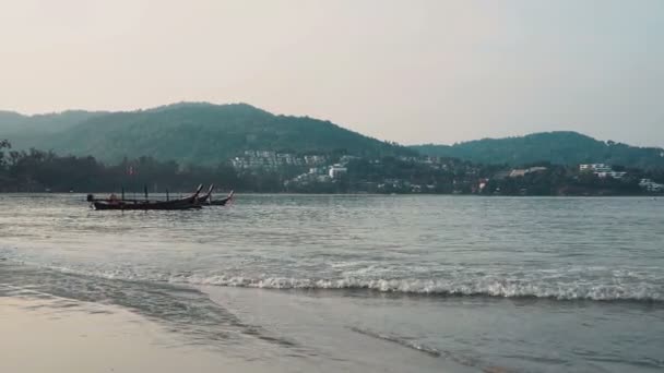 Kata Beach, Phuket, Thailand, April 2016: Fishing Boat At Beach And Sky — Stock Video