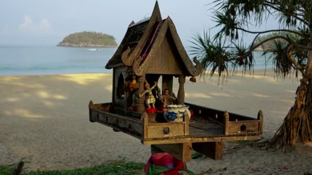Lieu De Prière De Bouddha Sur La Plage De Kata, Phuket, Thaïlande — Video